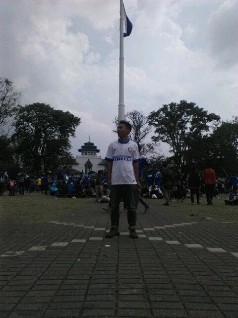 Abdi ma jalmi na kieu ayana , teu gaduh harta nu malimpah , rupa nu menawan , mung insya alloh gaduh cinta nu salawasna :D