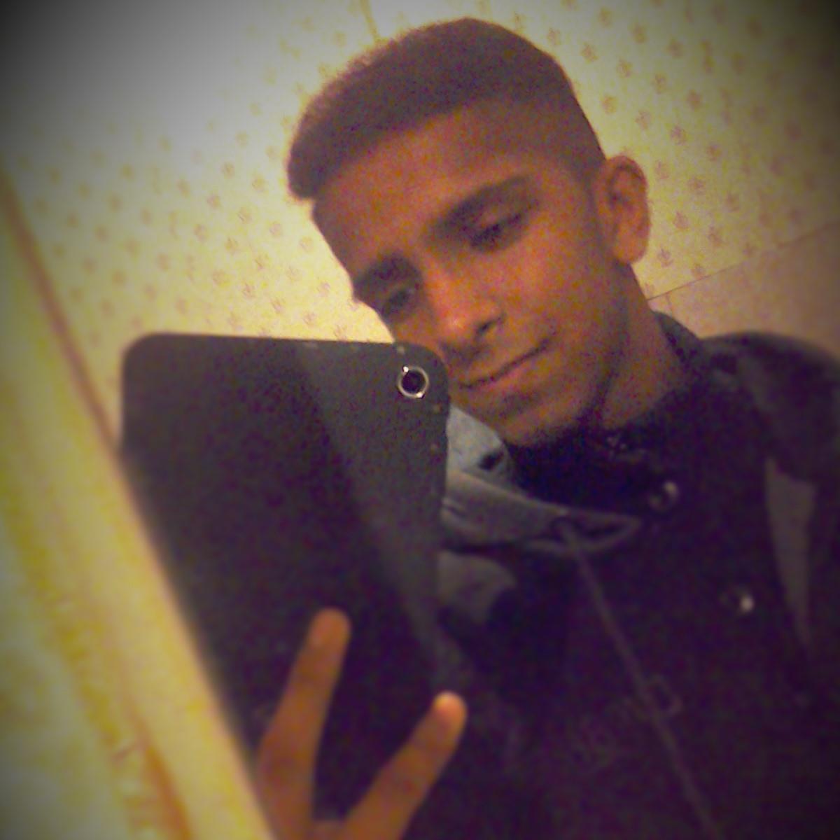 Am young handsome 14 born on 21/11/2000 In a relationship My Xbox GT is:TheMuppetBomber, i like riding pitbikes.