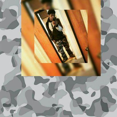 Age 18  ♐ 12/01   Kik: KingDesmond_19                                    Instagram: @7mile.dez