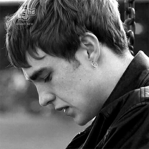 Esperando a que Peeta deje de hacer pan, Thomas me recuerde, Charlie me de bola y que Augustus me mire.Mientras cazo con Katniss,bailo con Sam y leo con Hazel.