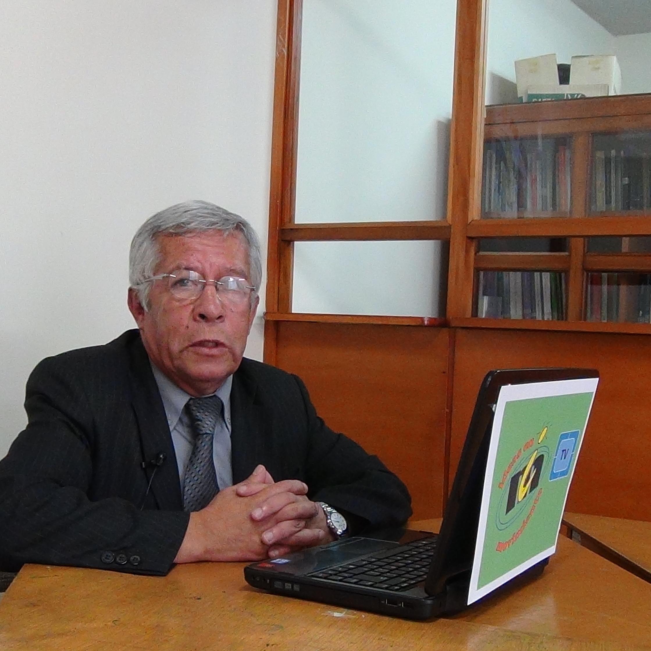 Comunicador Social Comunitario  UNAD, Especialista en Ciencia Política UNAL, Lic. Física y Matemáticas UniLibre, maestro jubilado.