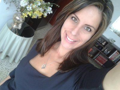 Un poco loquita.. pero divertida!! Justa, honesta y sencilla! Madre de un hijito maravilloso de 4 patas!! Feliz y enamorada de la Vida...