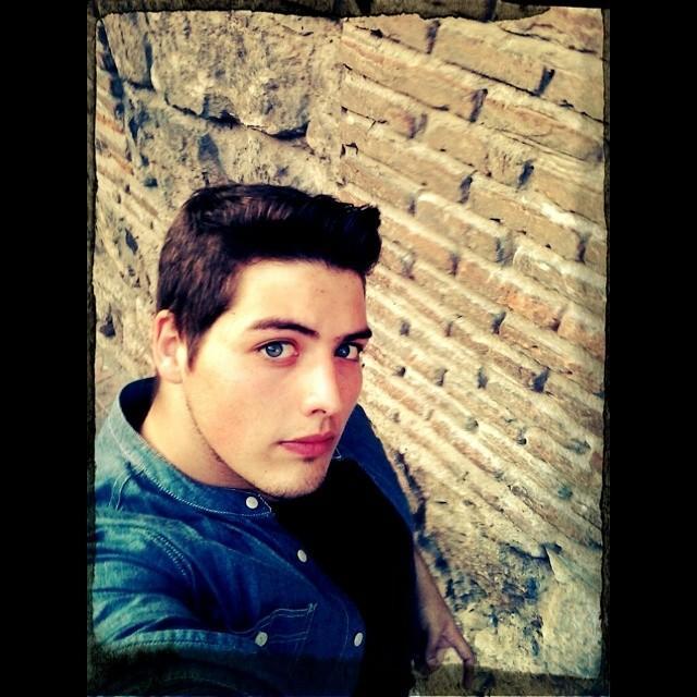 Serio en los momentos duros, divertido en mis ratos libres.
la felicidad no va a venir sola a buscarte.
Soy sociable pero no me dejo llevar por la gente.
GPR