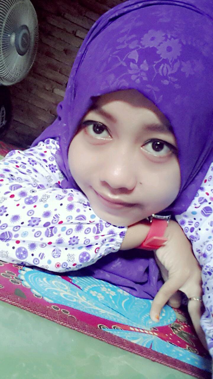 Seorang wanita ceria  ^ Romantis..^ Beauty of a woman lies in her personality