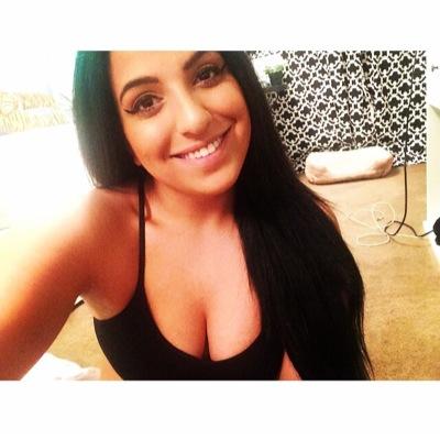 laylaaa_13's profile picture. just a 20 year old persian girl trying to figure life out one day at a time