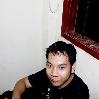 anak terakhir dari 4 orang saudara kandung. salah satu.mahasiswa di universitas Jayabaya jakarta fakultas ekonomi.