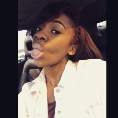 when she step onna scene everybody be lookin.