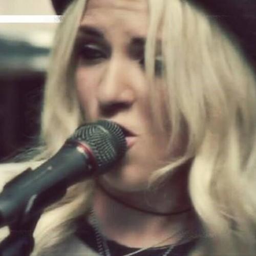 En un trio con Riker y Ross.