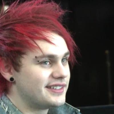 I am a huge Fan of 5SOS :)