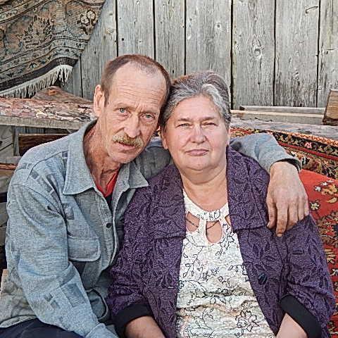 Я Валентина Выдрина  замужем имею 3 детей 6 внуков и 2 правнука . Мне 61 год. Работаю в корпорации Мир Красоты .Живу в деревне имею Фермерское хозяйство
