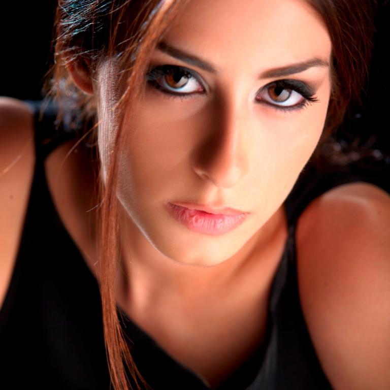 Hiba Tawaji est une chanteuse libanaise née à Beyrouth le 10 décembre 1987. Elle a grandi à Ellissar, Mazraat Yachouh.