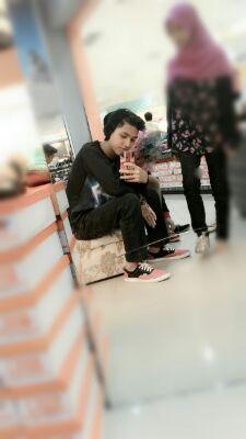 saya handsome . jangan stalk .