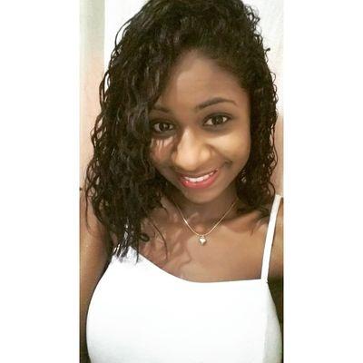 Uma menina legal, Sonhadora. Ama estar com as pessoas que ama e louquinha pelo FOGÂO!