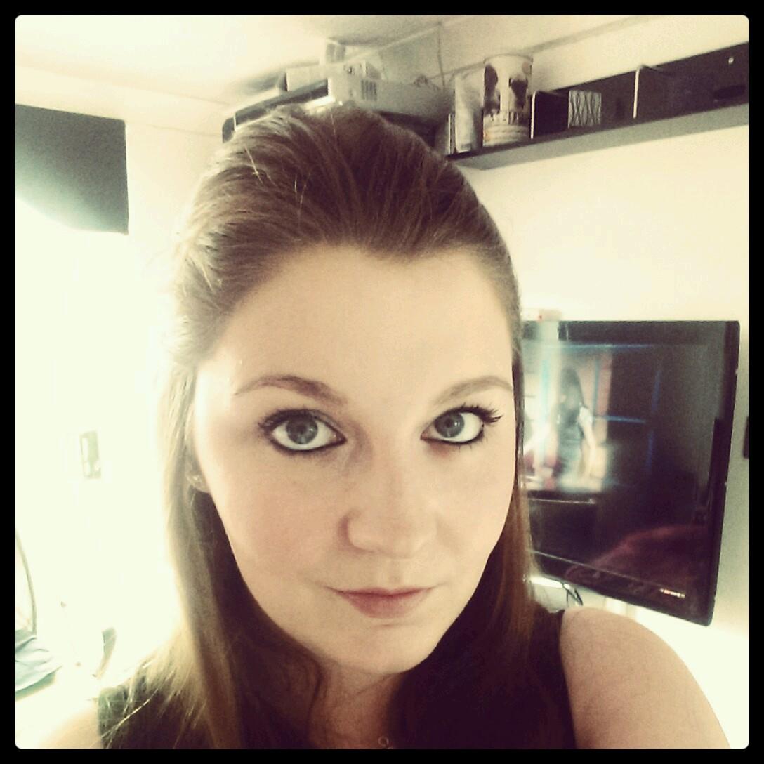 abbyhollow's profile picture. 