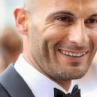 Crois en la démocratie, aux actes et en l’amour. Allergique à l’oligarchie et aux appareils d’états qui n’agissent que pour eux-mêmes.