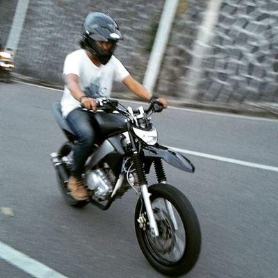 Tathan_Kun's profile picture. Hidup jangan coba-coba, kamu harus sungguh-sungguh, kalo enggak hidupmu bakal terus dicoba.

┌П┐(˘з˘)┌П┐
 Rock 'n Roll.