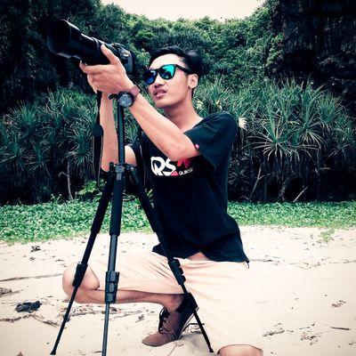 Dunia itu seluas langkah kaki. jelajahi dan jangan pernah takut melangkah, hanya dengan itu kita bisa mengerti kehidupan dan menyatu dengannya...