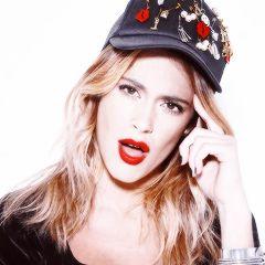 Il Primo Fans Club Italiano sulla Star Argentina: Martina Stoessel. Attrice, Cantante e Ballerina. Violetta in Violetta.#SemplicementeTini, il suo primo libro.