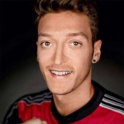 JUSTIN BIEBER ❤ MESUT OZIL ❤  Only God can judge me ! ~M1Ö Don't dream your life live your dream ~M1Ö
