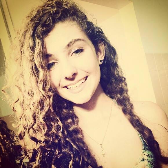 Ele se apresentou, ela sorriu. Ele chego juntin no ouvido ela caiu..♥♬