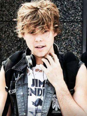 plz follow @AnroGiada tysm  || seguo chi mi segue || (obbiettivo 1000 followers)   I LOVE ASH