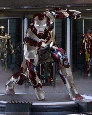 Genio, Millonario, Play boy, filantropo. Soy Tony Stark, construyo grandes cosas, tengo una linda novia y en ocaciones...Salvo al mundo. ¿Narcizo? Solo guapo