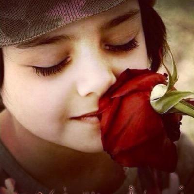 يختبئ بقلبي ثلاثة أشياء - حلمٌ بريء ، وأمنيةٌ بيضاء ، وأنتِ !♥