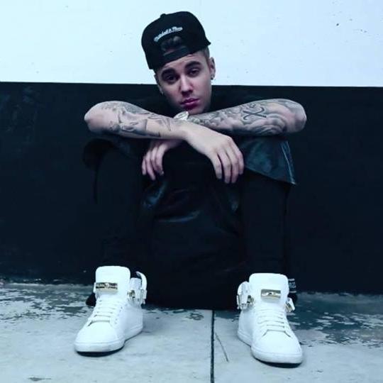 @justinbieber 3 -Follow me &i'll follow you back -just a kindaa weird crazy girl over thereee thank yaaaa bitchachozzzz