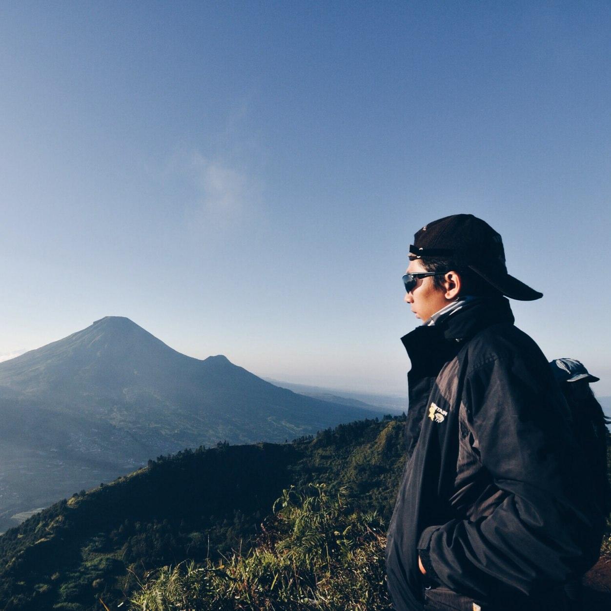 - Mountainer, Landscaper, love to laugh, enjoying sleeping, like to eat, love to travel... i'am visual comunication design