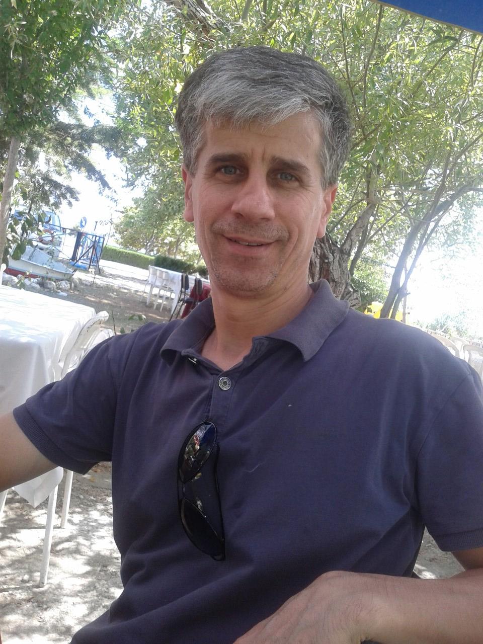 Yok iken dünyayı VAR EDEN vardır.
