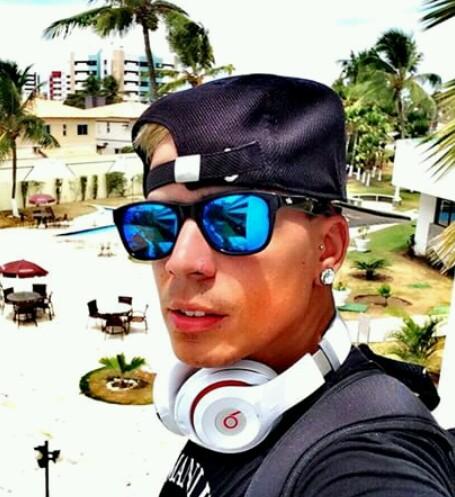ídolo : @mcmenoor :) since  : 04.01.2013 . 
Oficializado e seguido por ele dia 06/01/2013 *-*
Na cama do Caique ;3