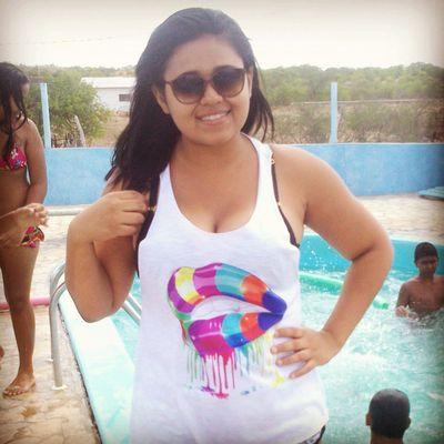 Meiga, extrovertida,Escorpiana,17 anos...
Botafoguense..
E que gosta de fazer as pessoas rirem..