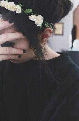 No conozco a nadie, que esté triste y no escriba, así que espero que a pesar de tus silencios me dibujes poemas en la piel para así entender tu caos.