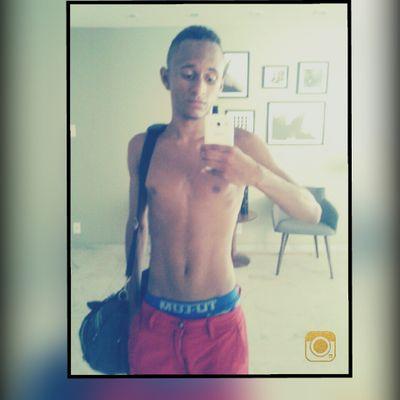 Quero cantar ao mundo inteiro, a alegria de ser Rubro Negro.