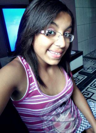 Sou uma menina estudiosa, honesta, gentil, .i desta e humilde. Gosto de ler livros e de limpar a casa.
