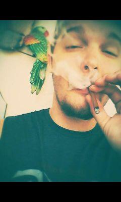 im 17 years old. love to smoke , but also has his prioritys straight. #weedsquad