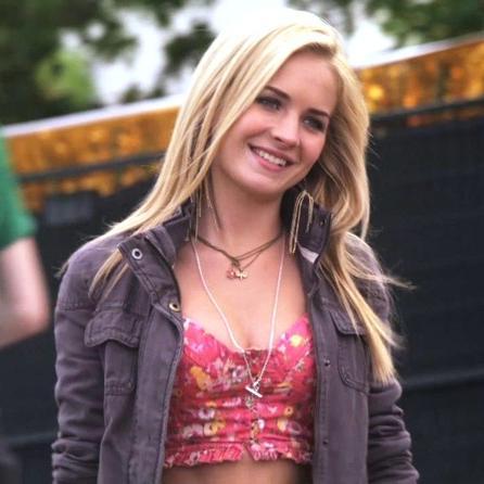 {personaje ficticio} Penny Shay | California | Fui adoptada por una jodida Fraternidad, actualmente vivo en la casa Omega Kappa Beta con 50 idiotas, ugh.