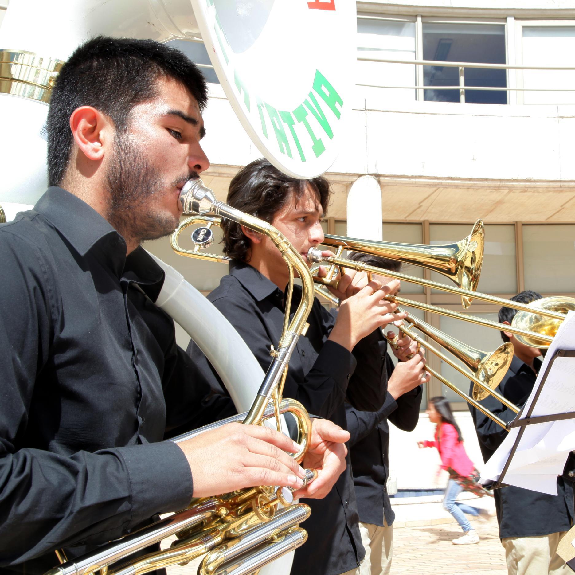 La banda fiestera de Facatativa es una escuela de formación con el fin de rescatar la tradición artística y cultural de Colombia a través de la música.