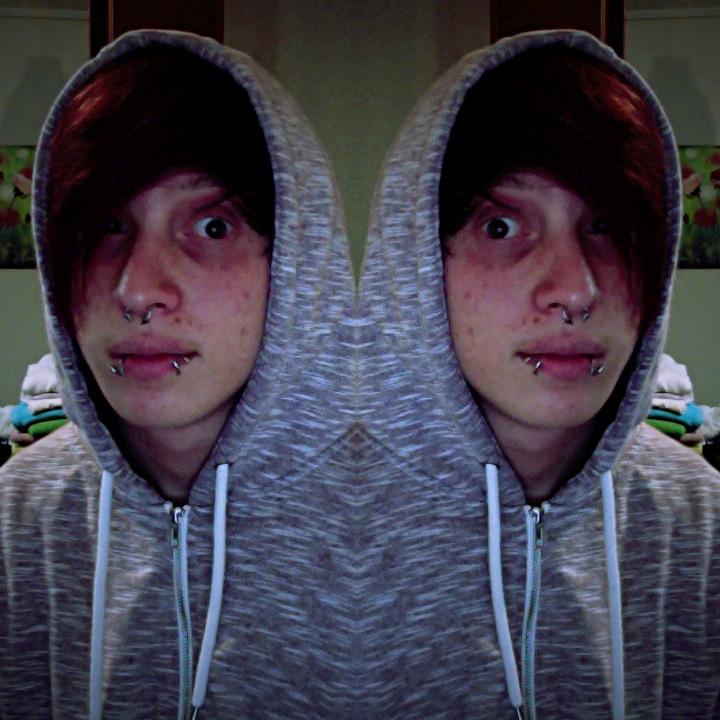 Soy argentino-italiano, estoy loco, tengo 17 años, amante de los piercings, tatuajes y los deportes extremos, no soy emo ni nada de eso...y..soy un puto salido