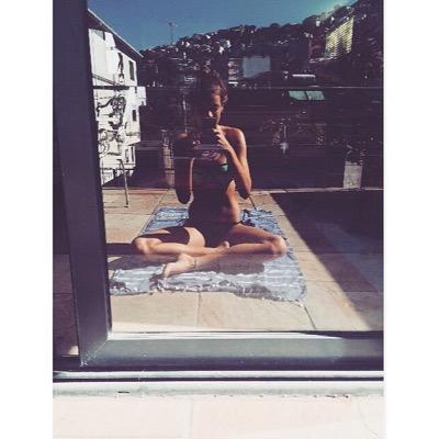 daaisyblue's profile picture. Chipped nails and tangled hair