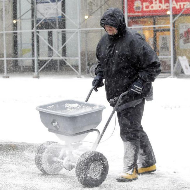 NYers should be able to walk this winter w/o fear of falling in snow or ice. Sidewalks must be shoveled & salted properly. Post ur experience here. #WalkSafeNYC
