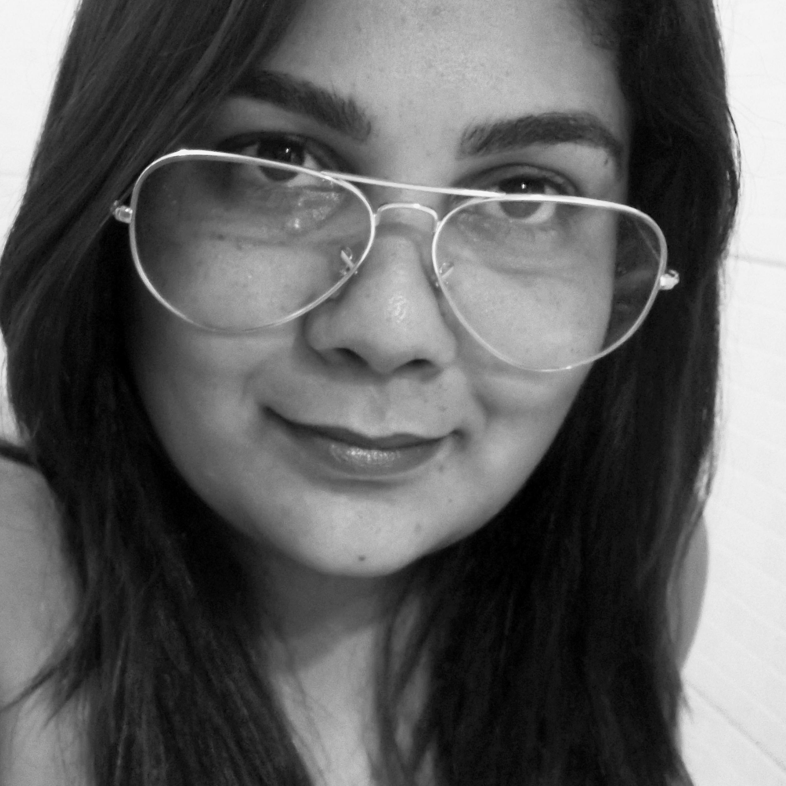 Professora - poetisa - ama livros, fotografia e Rock n roll, semeia girassóis e dança com a lua .