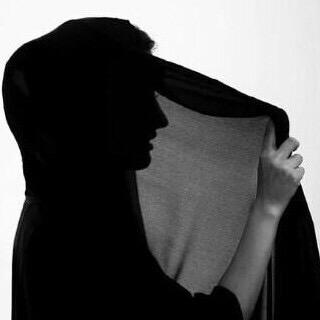 roseparis2's profile picture.  في البداية يتجاهلونك ثم يسخرون منك ثم يحاربونك ثم تنتصر