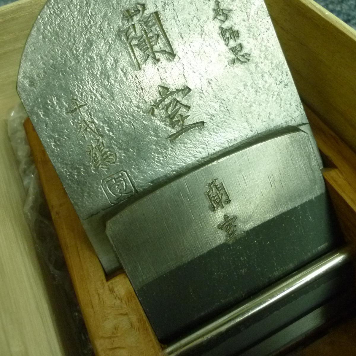 同居していた祖父が建築関係の仕事をしていて、家には金槌やのこぎり、釘、鉋などがそこら中に置いてあり、木の端切れが遊び道具になってました。砥石で包丁を研ぐのが得意です＾＾趣味：釣り・キャンプ・庭の手入れ・ホームセンター、工具屋さん巡り、diy、日曜大工など