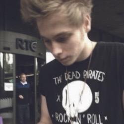 follow @daylightshes for dms to band/4 :) turn her notifications on cause she does daily dms to 5sos