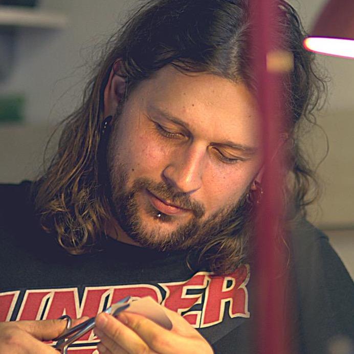 Senior UI&UX Designer. Dribbbler. Pixel evangelist.