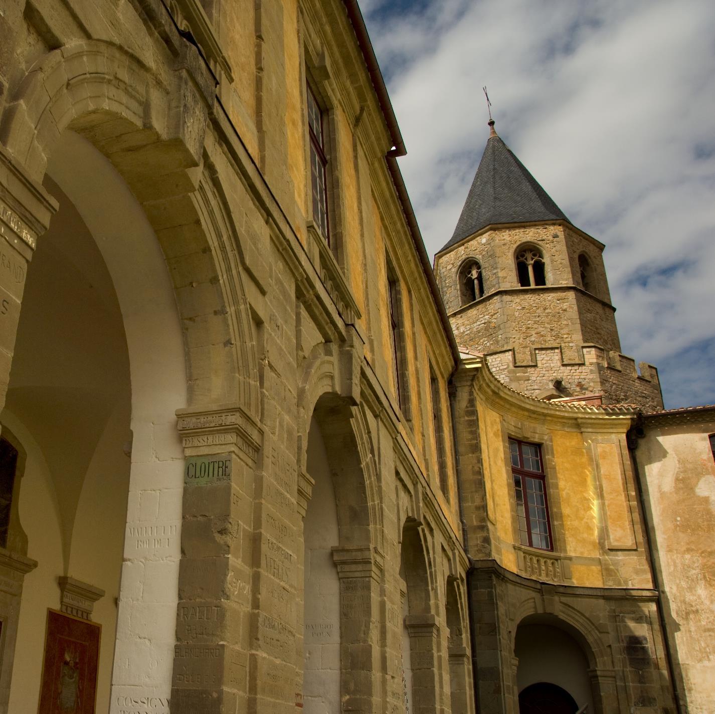 Une Abbaye-bénédictine dès le VIIIe siècle et un haut lieu de l'enseignement dès la fin du XVIIIe jusqu'en 1991. Aujourd'hui un site pluriculturel