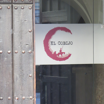 No es una mansión lujosa, ni tampoco es un cortijo, es una humilde cocina, a la que llamamos EL COBIJO. C/ Reyes Católicos, 2