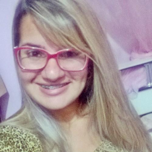 Uma pessoa alegre, sorridente e com uma bela vida pela frente... Guiada por Deus