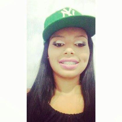 ► aquela morena de saia pequena com seus olhos grandes parecem vooar  ♪♫